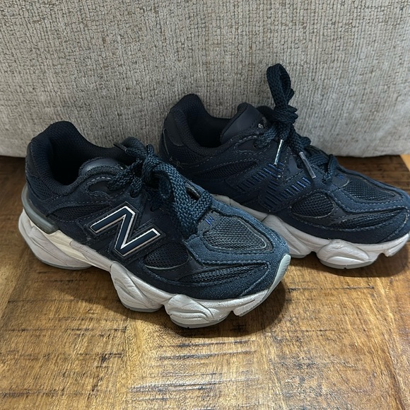 New Balance kids 9060 little kids size 11 - Picture 1 of 6